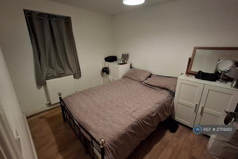 3 bedroom flat to rent, Clatterford Road, Newport, PO30