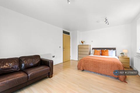 1 bedroom in a house share to rent, Sexton Court, London, E14