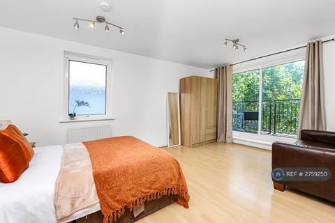1 bedroom in a house share to rent, Sexton Court, London, E14