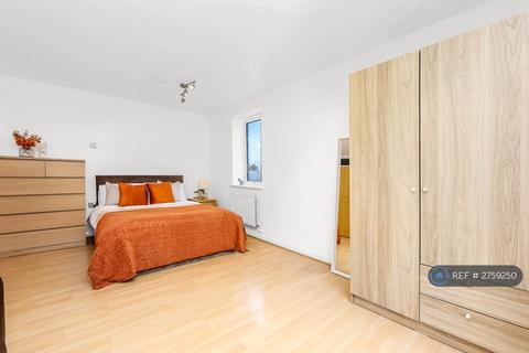 1 bedroom in a house share to rent, Sexton Court, London, E14