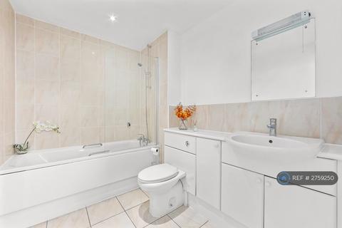 1 bedroom in a house share to rent, Sexton Court, London, E14