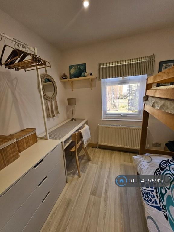 Bedroom With Bulkbed