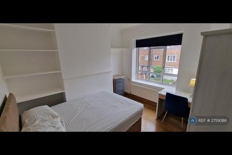 1 bedroom in a house share to rent, Pembroke House, London, SW15