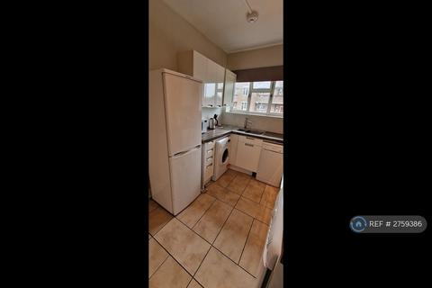 1 bedroom in a house share to rent, Pembroke House, London, SW15