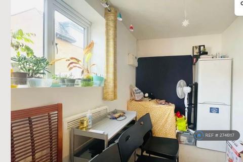 Studio to rent, Springfield Road, London, HA1