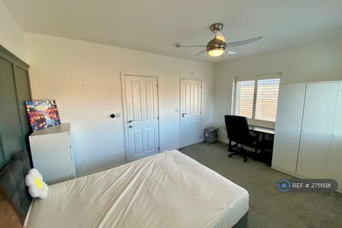 1 bedroom in a house share to rent, Felnex Avenue, Wallington, SM6