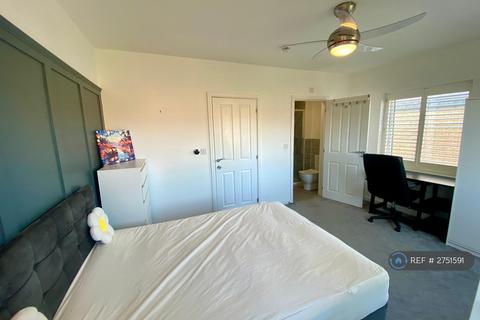 1 bedroom in a house share to rent, Felnex Avenue, Wallington, SM6