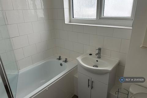 2 bedroom maisonette to rent, Chingford Avenue, London, E4