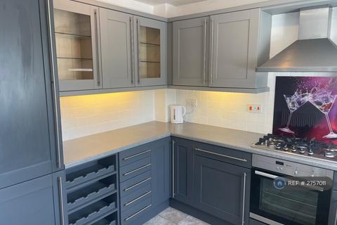 3 bedroom terraced house to rent, Ruth Close, Farnborough, GU14