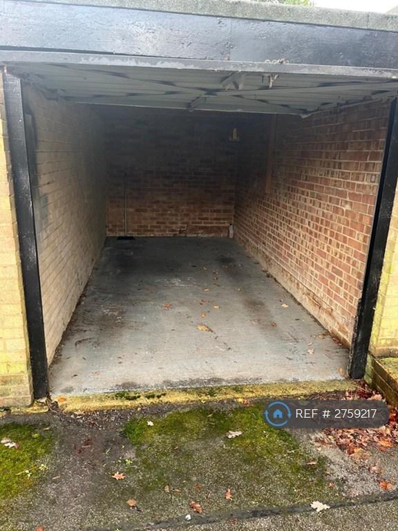 Garage 2.4 x 5.1m
