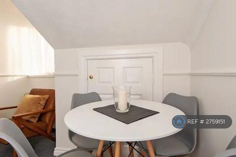 2 bedroom flat to rent, Station Road, Washington, NE38