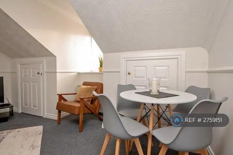 2 bedroom flat to rent, Station Road, Washington, NE38