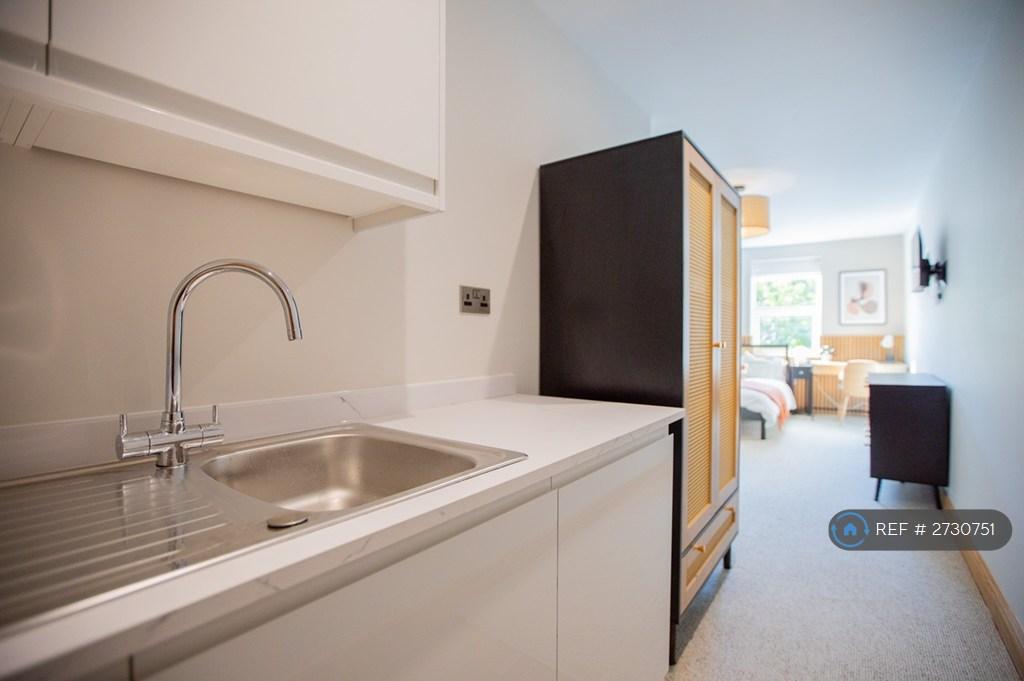 Room w/ Kitchenette