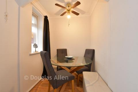 2 bedroom maisonette for sale, Victor Close, Hornchurch RM12