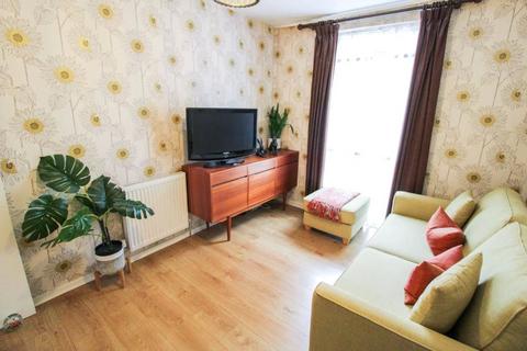 3 bedroom terraced house to rent, Woodside Way, Croydon, Surrey, CR0