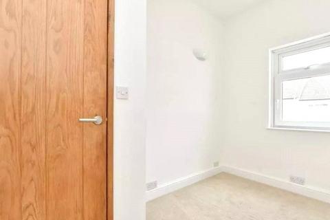 2 bedroom apartment to rent, Lower Addiscombe Road, Croydon, CR0