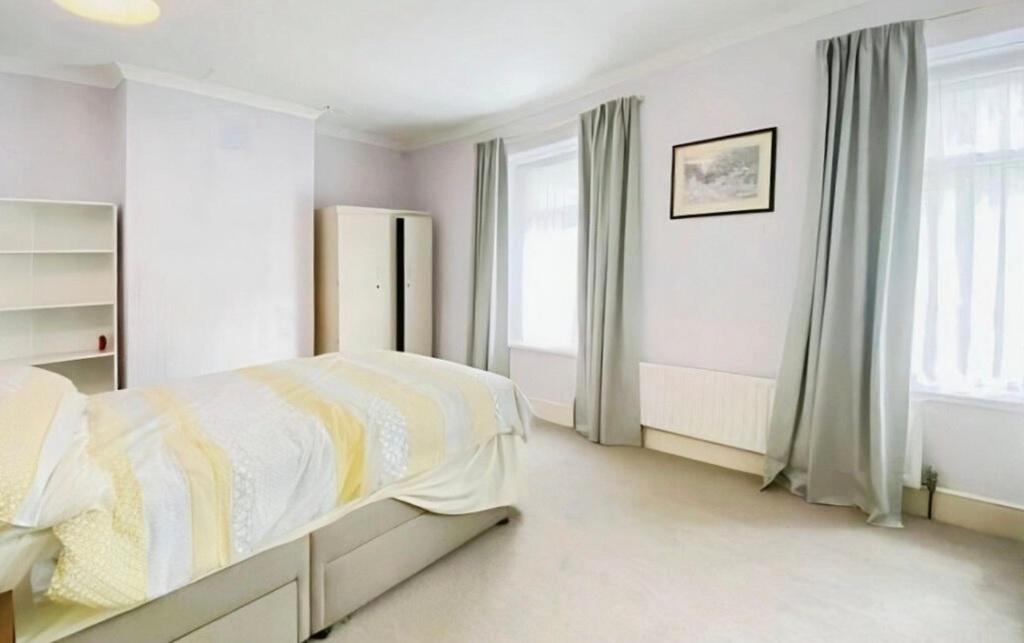 Bright, neatly presented double bedroom with ne...