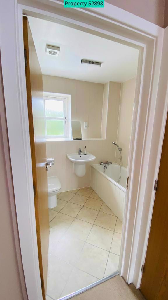 Main Bathroom with Bath Tub
