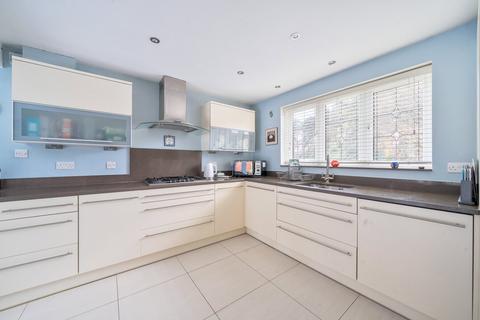Holmbury Avenue, Crowthorne, Berkshire