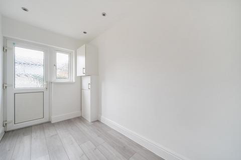 2 bedroom apartment for sale, Courtland Avenue, Ilford