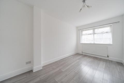 2 bedroom apartment for sale, Courtland Avenue, Ilford