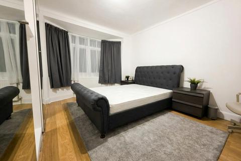 1 bedroom in a house share to rent, Church Street, London