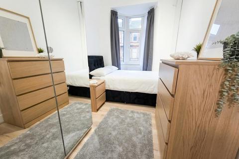 1 bedroom in a house share to rent, Church Street, London
