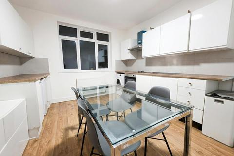 1 bedroom in a house share to rent, Church Street, London