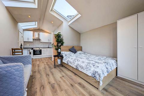 Studio to rent, Studio, Durnsford Road, London