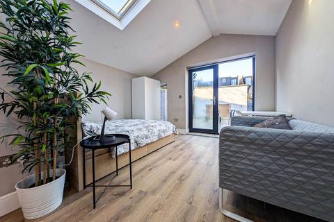 Studio to rent, Studio, Durnsford Road, London