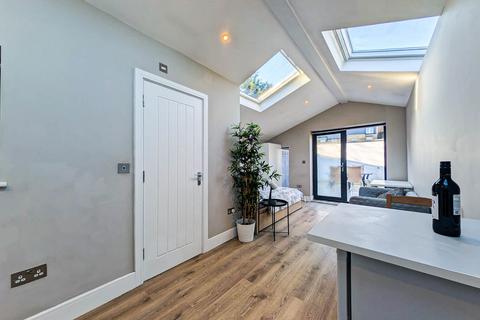 Studio to rent, Studio, Durnsford Road, London