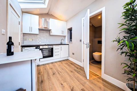 Studio to rent, Studio, Durnsford Road, London