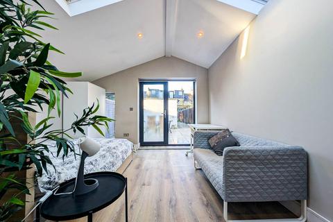 Studio to rent, Studio, Durnsford Road, London