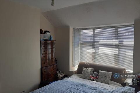 3 bedroom semi-detached house to rent, Beckhampton Street, Swindon, SN1