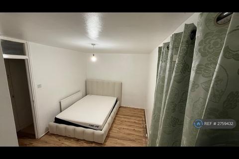 1 bedroom in a house share to rent, Lunan House, London, E3
