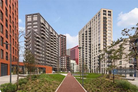 1 bedroom in a flat share to rent, Botanic Square, London, E14