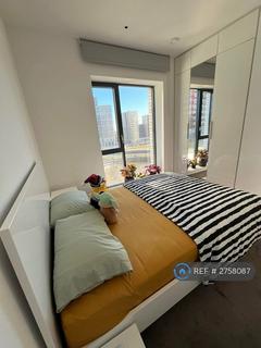 1 bedroom in a flat share to rent, Botanic Square, London, E14