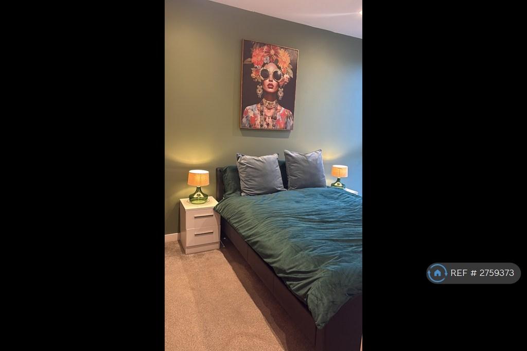 Bedroom With Walkin Wardrobe And Double Bed
