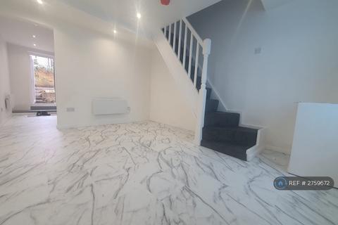 3 bedroom semi-detached house to rent, Pinner Road, Watford, WD19