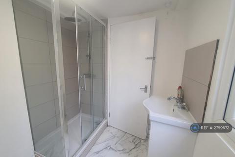 3 bedroom semi-detached house to rent, Pinner Road, Watford, WD19