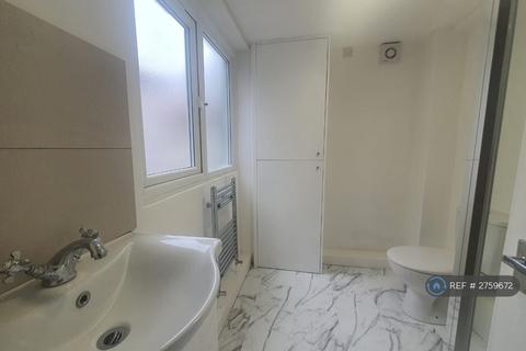 3 bedroom semi-detached house to rent, Pinner Road, Watford, WD19