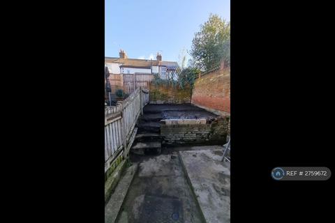 3 bedroom semi-detached house to rent, Pinner Road, Watford, WD19