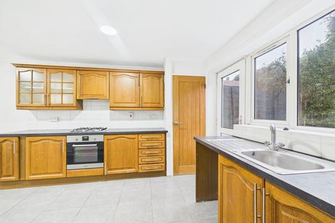 2 bedroom terraced house to rent, Plaistow Close, Stanford-Le-Hope, SS17