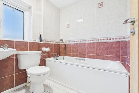 2 bedroom terraced house to rent, Plaistow Close, Stanford-Le-Hope, SS17