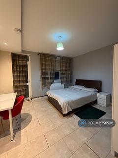 1 bedroom in a flat share to rent, Lowood St, London, E1