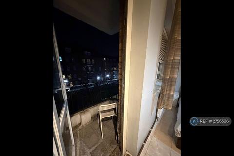 1 bedroom in a flat share to rent, Lowood St, London, E1