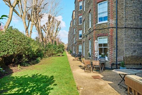 3 bedroom flat to rent, Albert Bridge Road, London, SW11