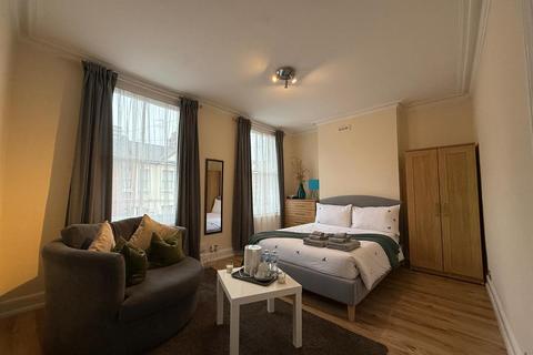 1 bedroom terraced house to rent, Biscay Road, London