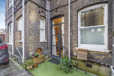 2 bedroom flat to rent, Lurline Gardens, London, SW11