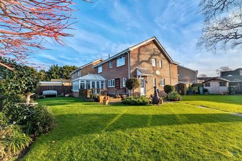 4 bedroom detached house for sale, King George V Close, Ryde, PO33 3DE